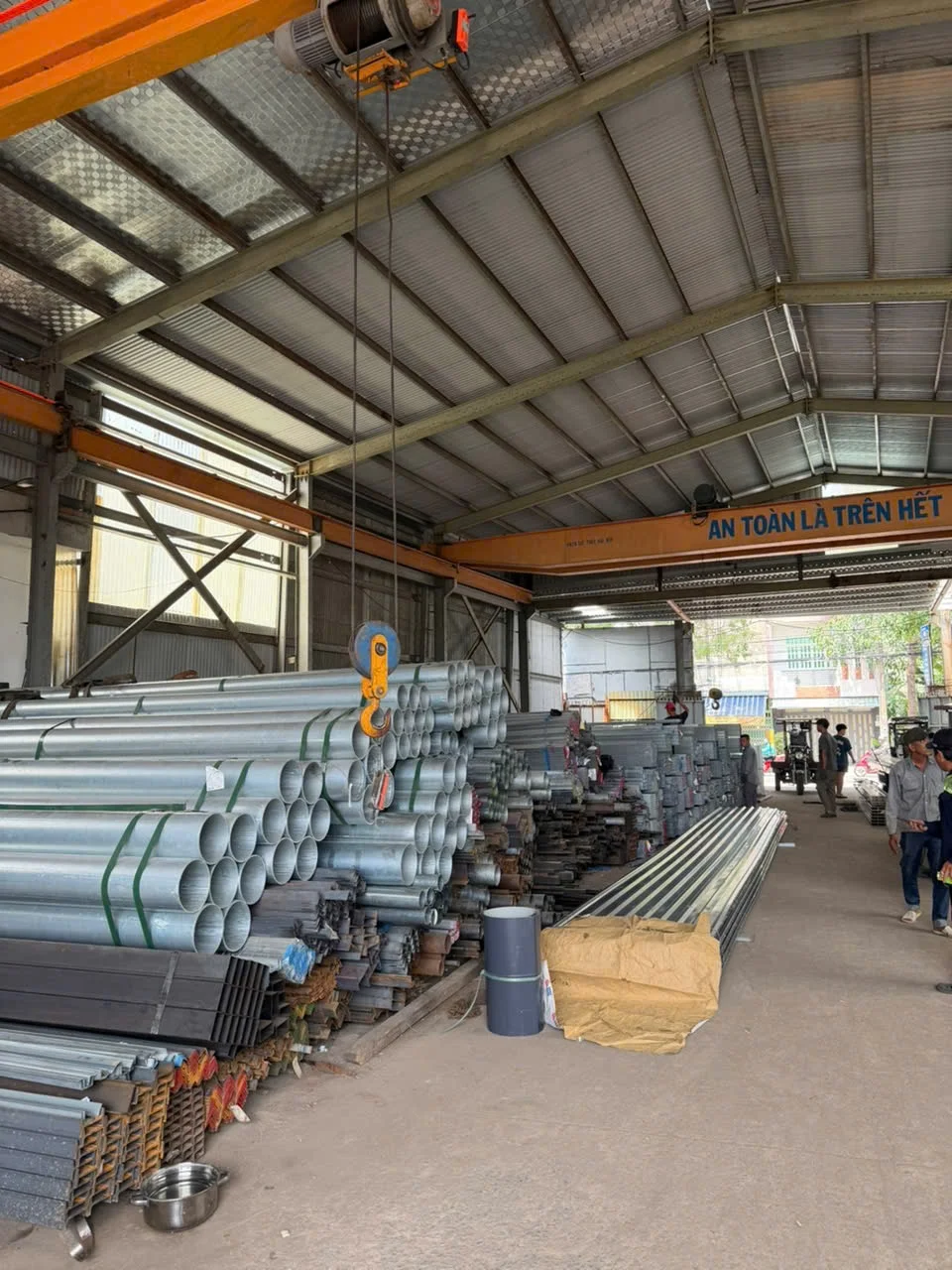 Ống thép và cầu trục trong kho Sáu Nốp