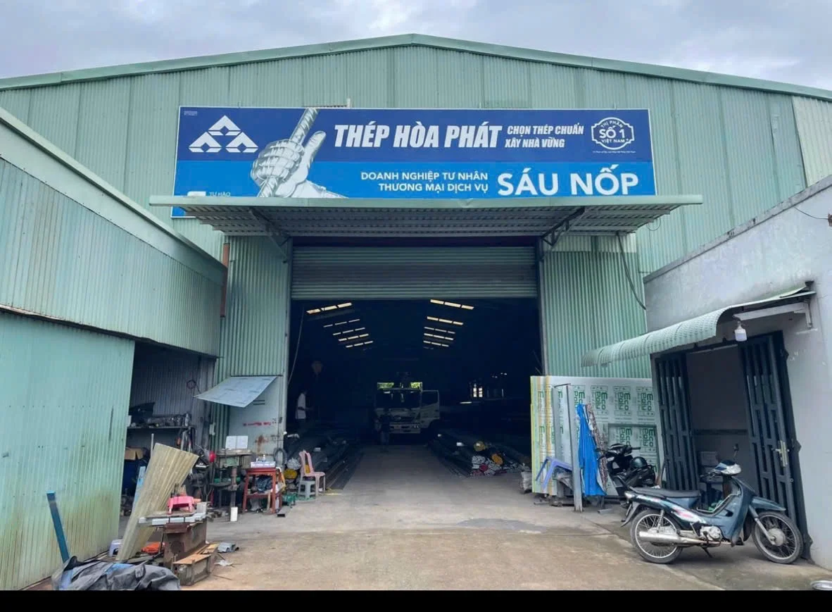 Mặt tiền kho Sắt Sáu Nốp